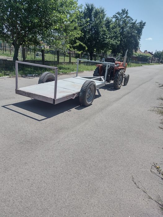 Голямо ремарке за автомобил или джип или трактор.