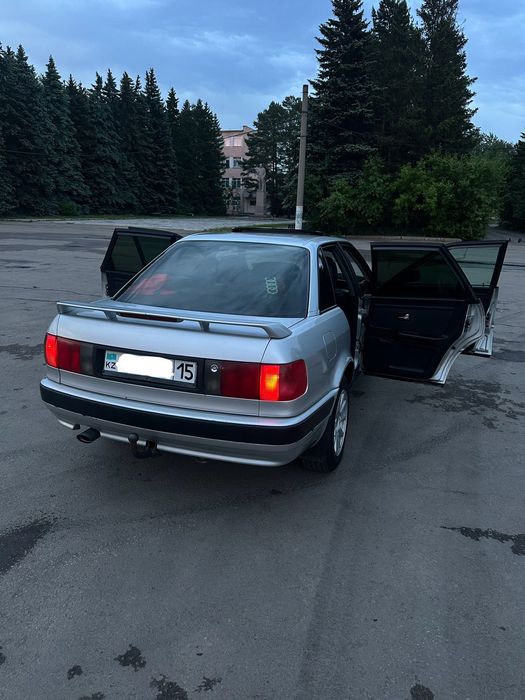 Машина  Ауди 80 Б4