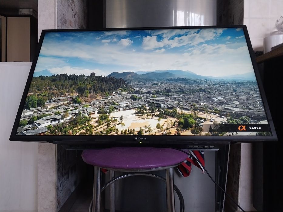 Смарт телевизор Sony 101см. По бокам есть засветы.