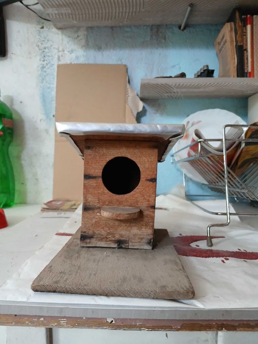 Продавам античнч къщичка за врабче