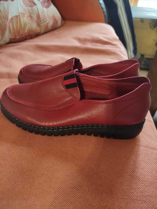 Продавам обувки от естествена кожа на платформа .