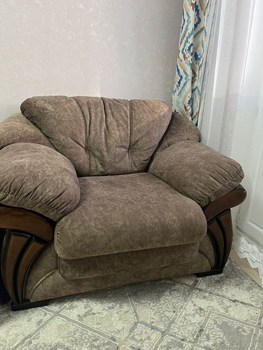 Диван с креслом.