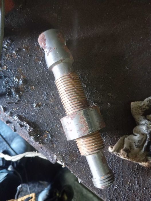 Притяжной болт приспособы