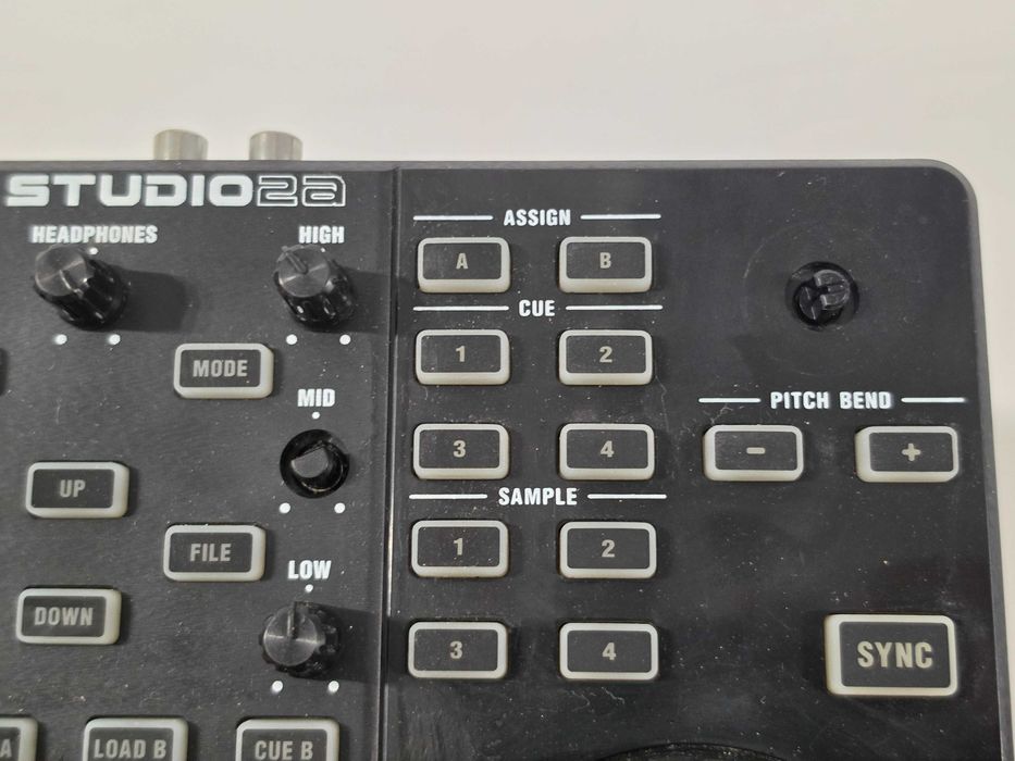 DJ Controller CMD Studio 2a Behringer