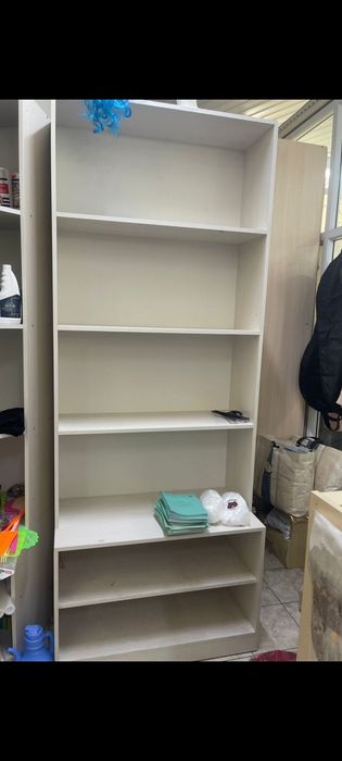 Шкафтар бар сатылатын магазинде тұр