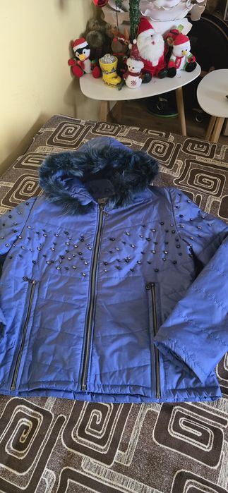Късо синьо яке с ъс сиви перли и естествен пух