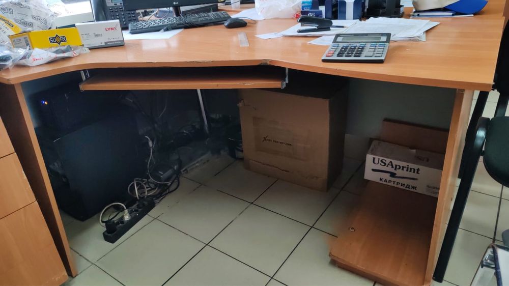 Продам стол офисный угловой