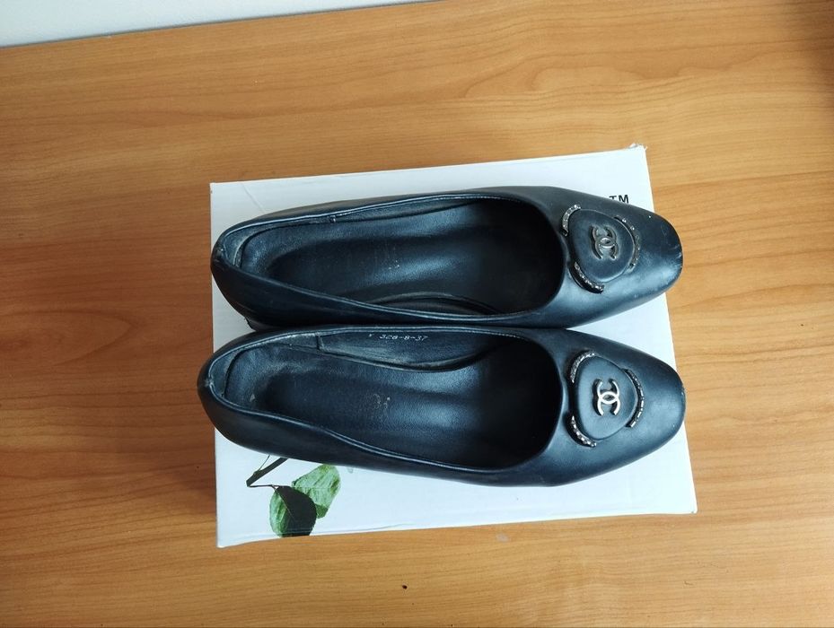 Женский черный туфли сатылады.