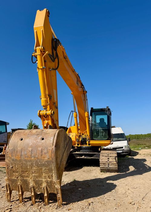 JCB excavator pe senile / an 2006