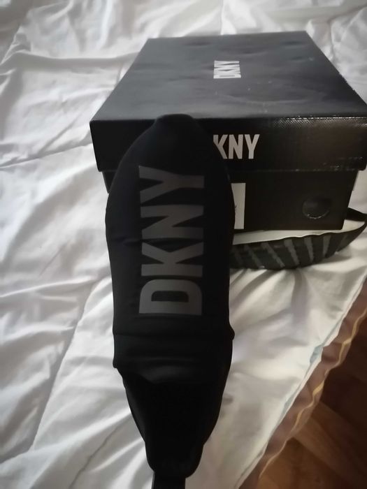 Спортни обувки DKNY