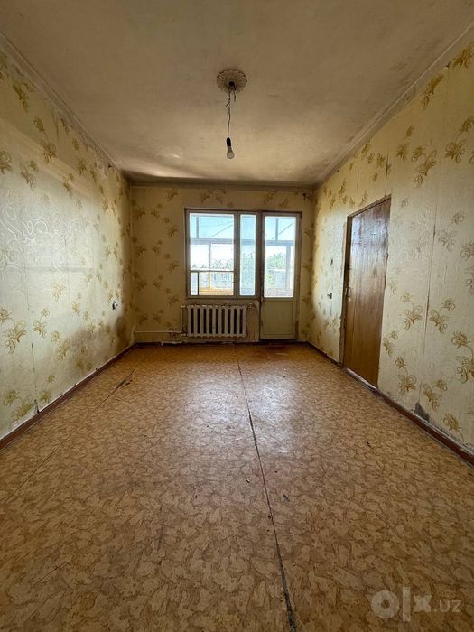 Юнусобод -13 Орентир: Ахмад Дониш 1²/4/4 балкон 1,5*6 , без ремонт