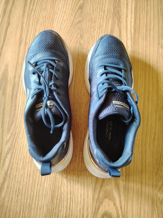 Adidași Adidas și Skechers purtați