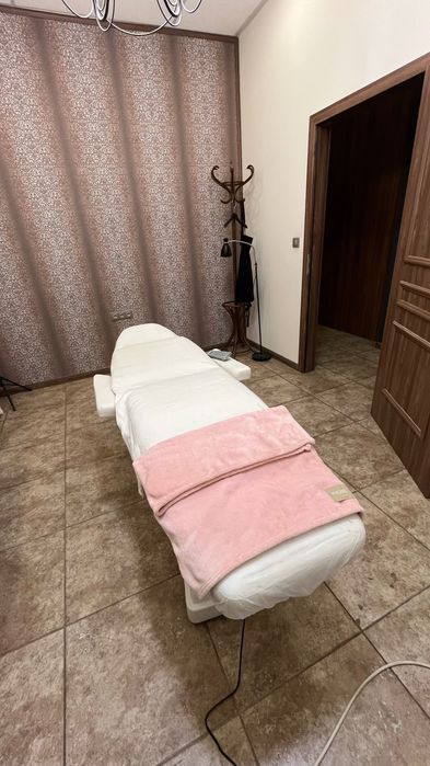 Регулируема козметична кушетка за миглопластика и козметични процедури