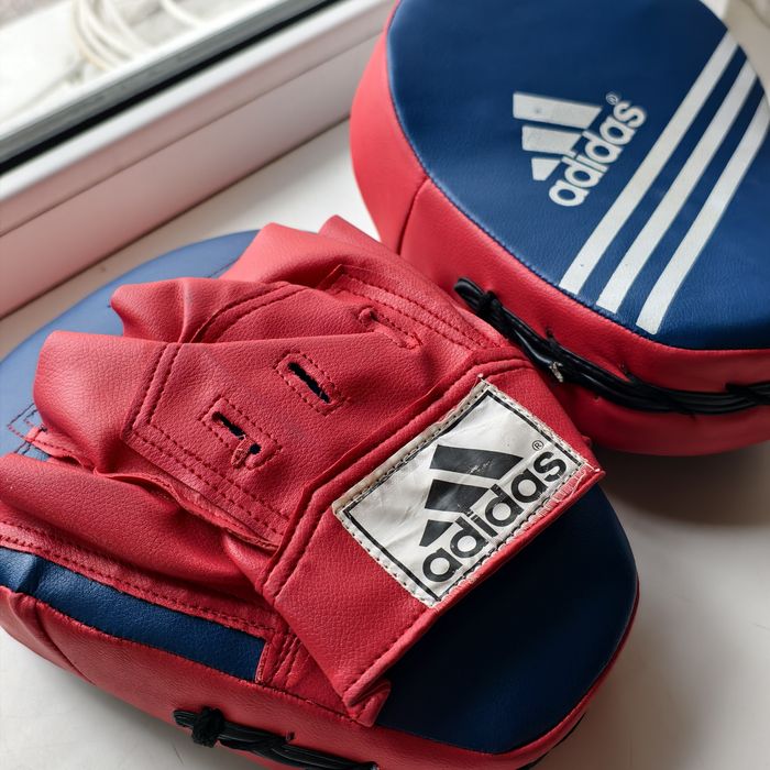 Надежные лапы адидас