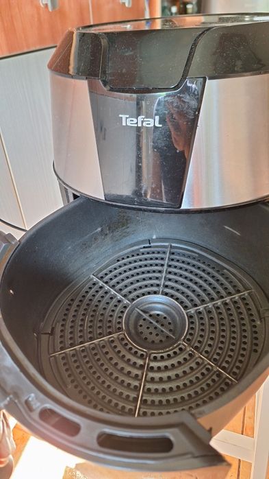Vând Friteuza Easy Fry Tefal XXL EY701D15, 1850W 1,6Kg Tehnologie 3D air -pulse.8 programe preset + reglaj manual