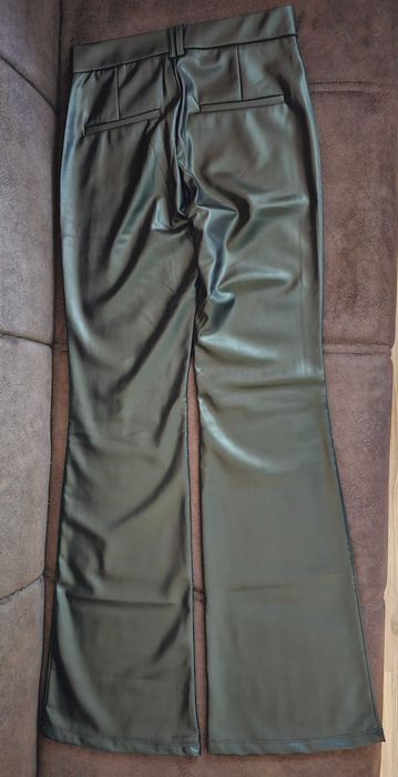 Чисто нов дамски черен лъскав кожен панталон "Zara" / "Зара", размер S