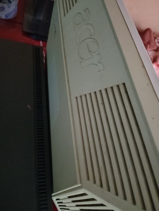 Acer B193 din 2009, format 4:3, perfect pentru nostalgici, colecționari sau teste de birou retro