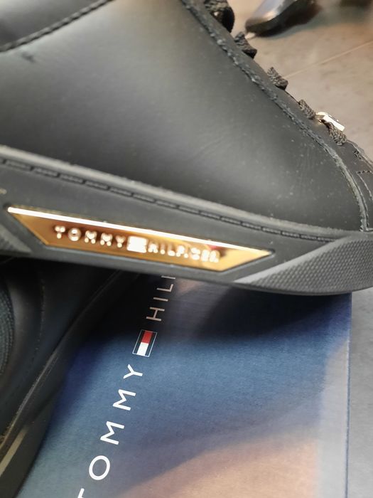 Сникърси Томи Хилфигер ОРИГИНАЛНИ, 120лв.ест.кожа 37 номер нови,необув