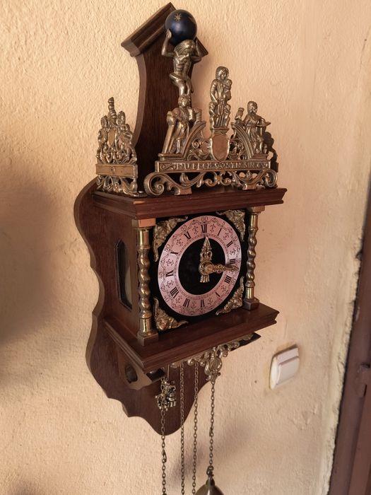 Ceas de perete mecanic.