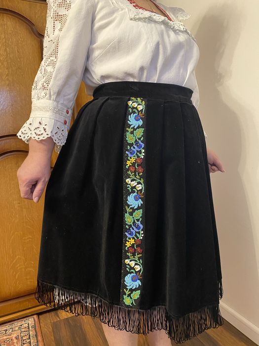 Costum popular cu zadie cu margele