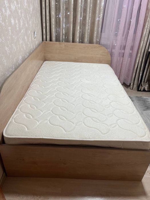 Кровать 1.90 на 1.30. Состояние отличное. С матрасом и подушками