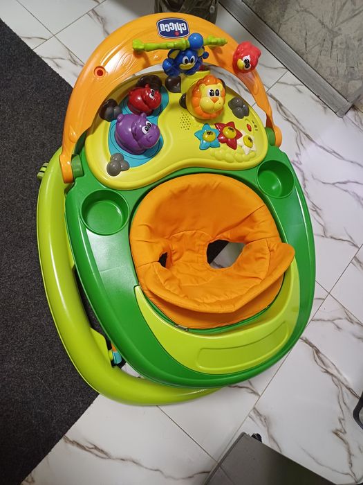 Продаётся фирменный ходунок chicco