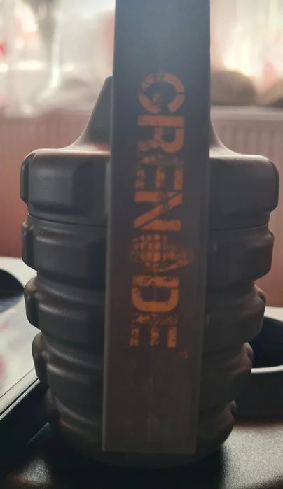 Recipient gol de plastic în formă de grenadǎ