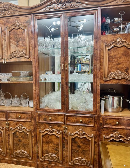 Продается гостиный сервант из натурального дерева