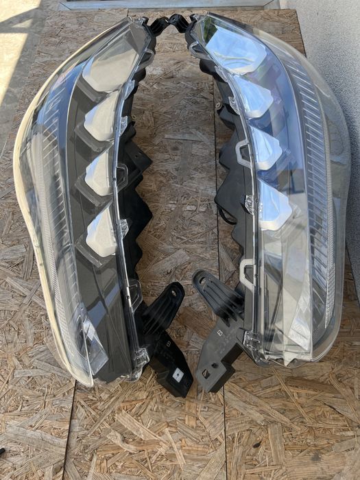 Far drepta Toyota Corolla Cross LED Originale Europa