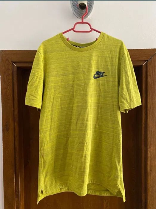 Vind tricouri la 50 de lei