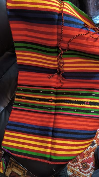 Български национални престилки и възглавници.