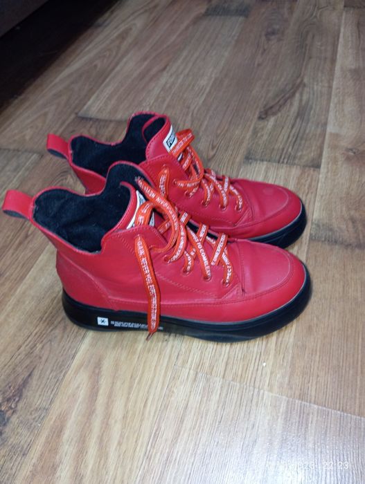 Продам ботинки р35