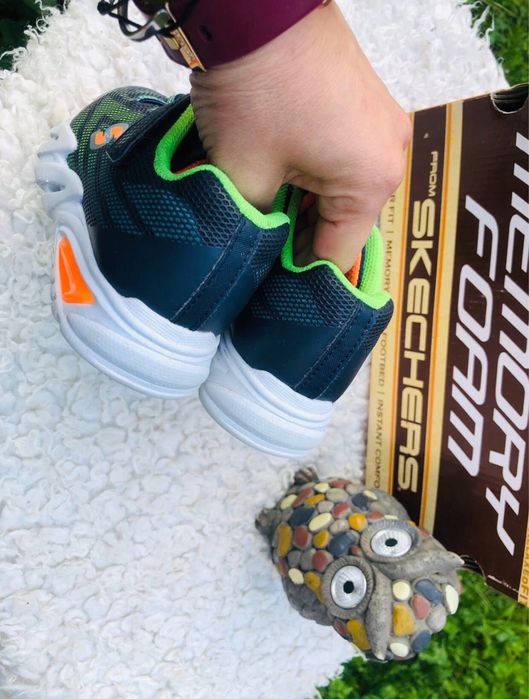 Adidasi baiat SKECHERS-marimea 28,inter18cm,leduri,nu piele Salomon