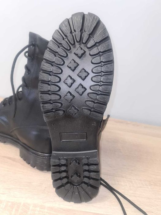 Ботинки с высоким берцем (берцы)