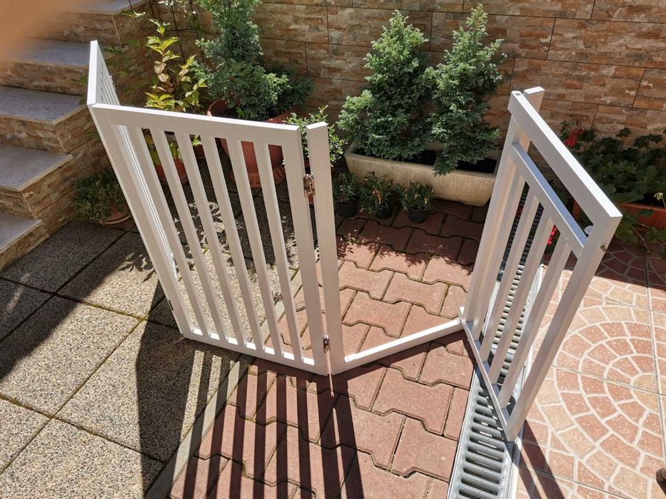 Trixie - bariera pentru animale de companie, cu usa de intrare