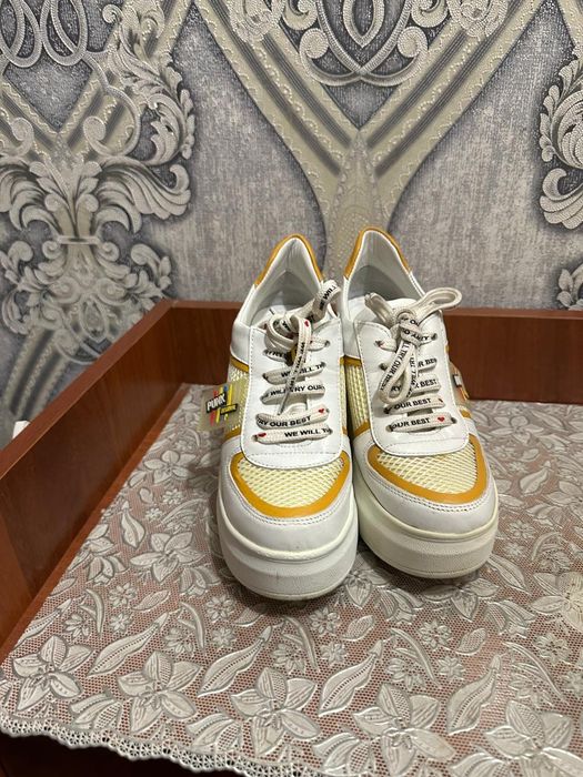 Продаю кожанные кроссовки