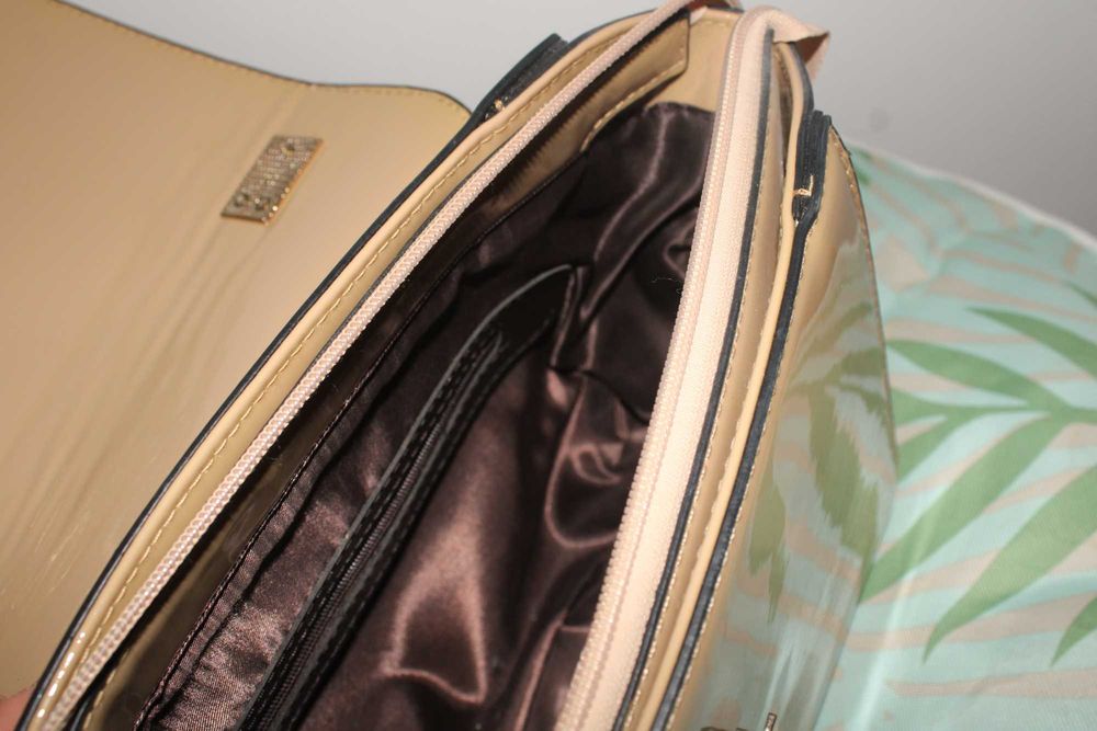 Красива бежова дамска чанта, изкуствена кожа