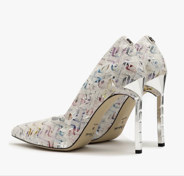 Бели обувки на ток