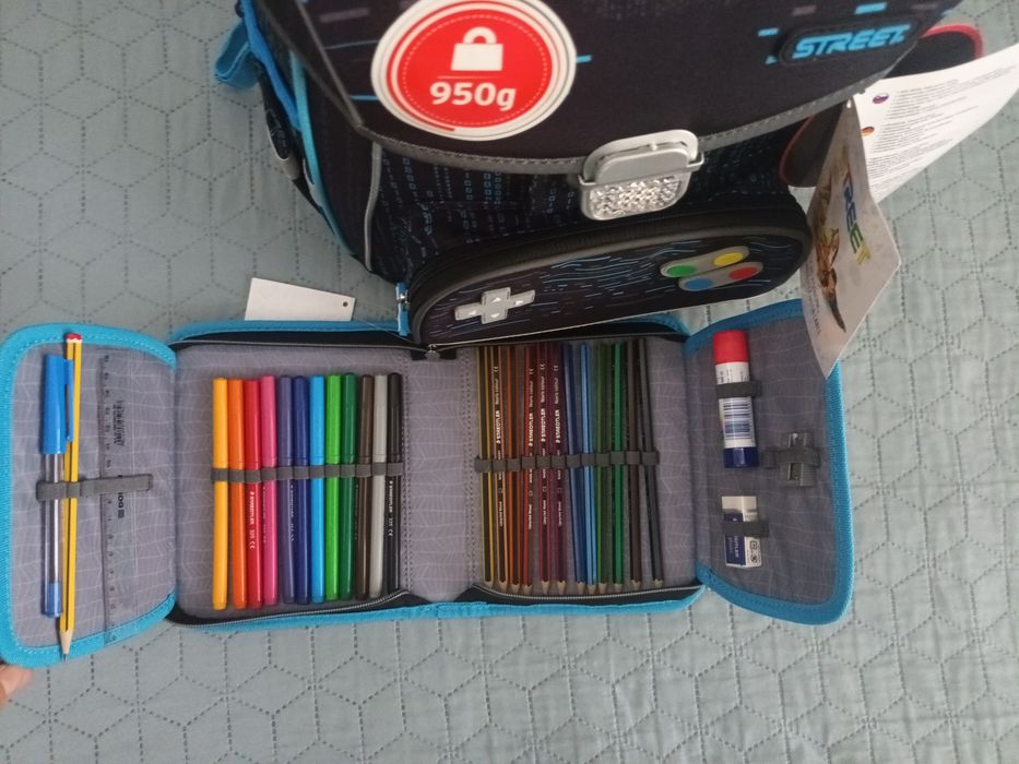 Нова ученическа раница Street и пълен несесер на същата марка