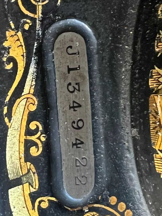 швейная машинка Зингер с деревянной  тумбой