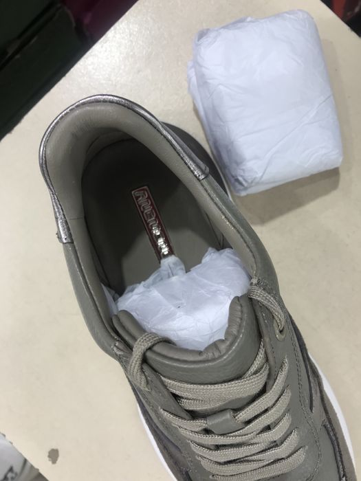 Продам натуральные кроссовки