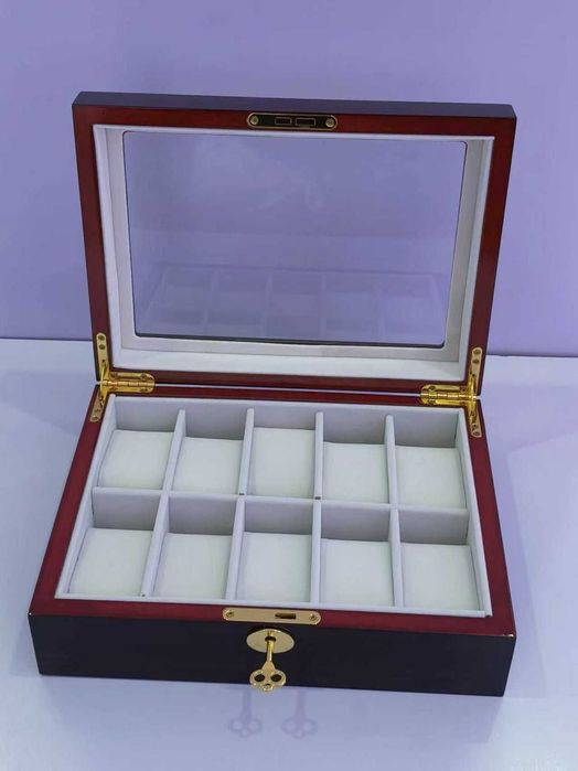 Шкатулка для часов деревянная с ключом