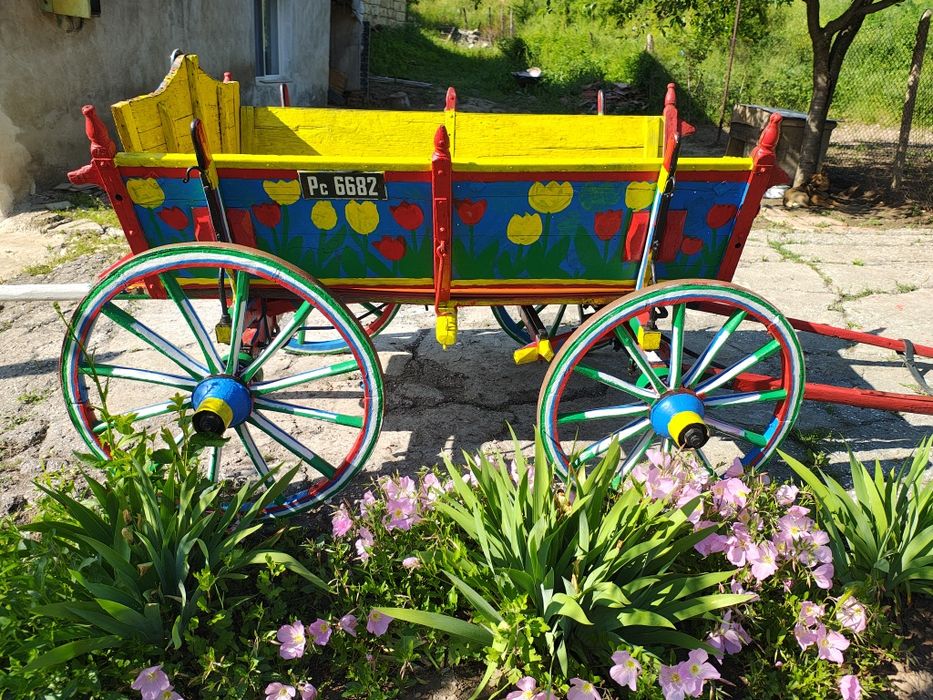 Автентична дървена каручка