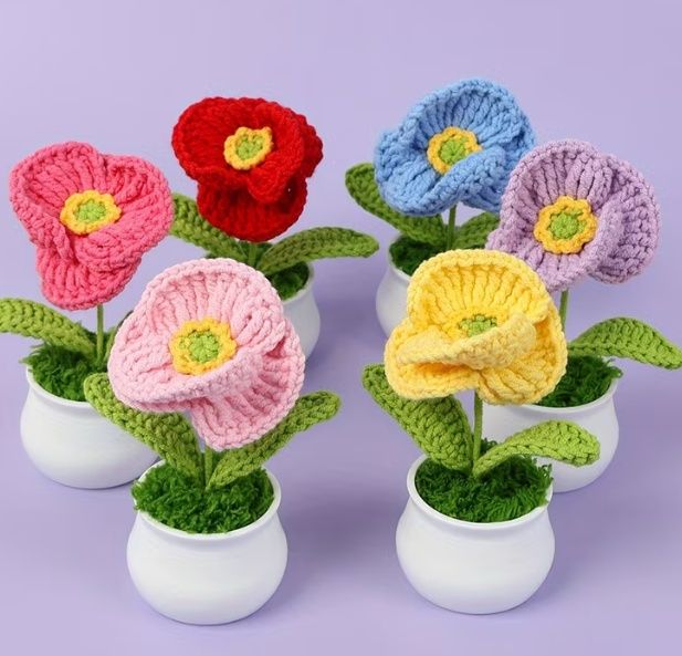 Ръчно изработени цветя, мартенички и дървени поставки за снимки