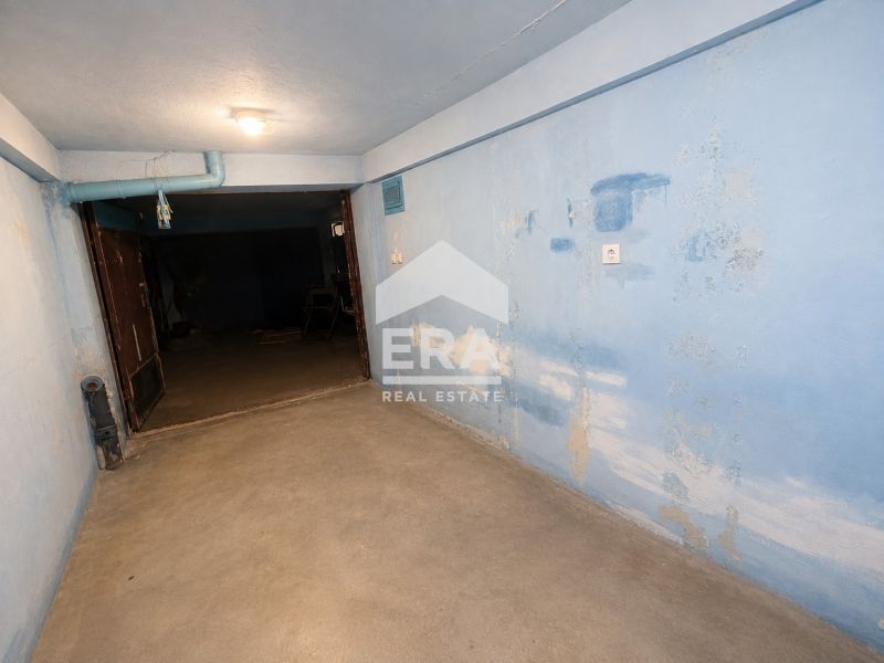 Ексклузивен подземен гараж за продажба, с ток и самостоятелна врата, в