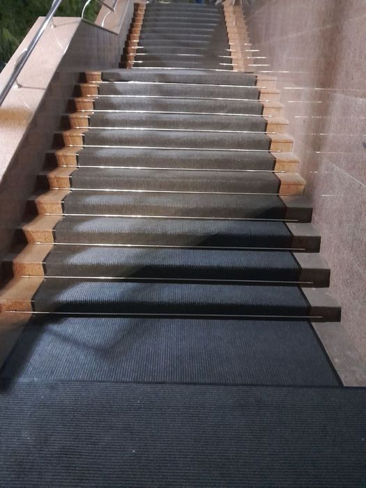 Gilam kesish va tikish