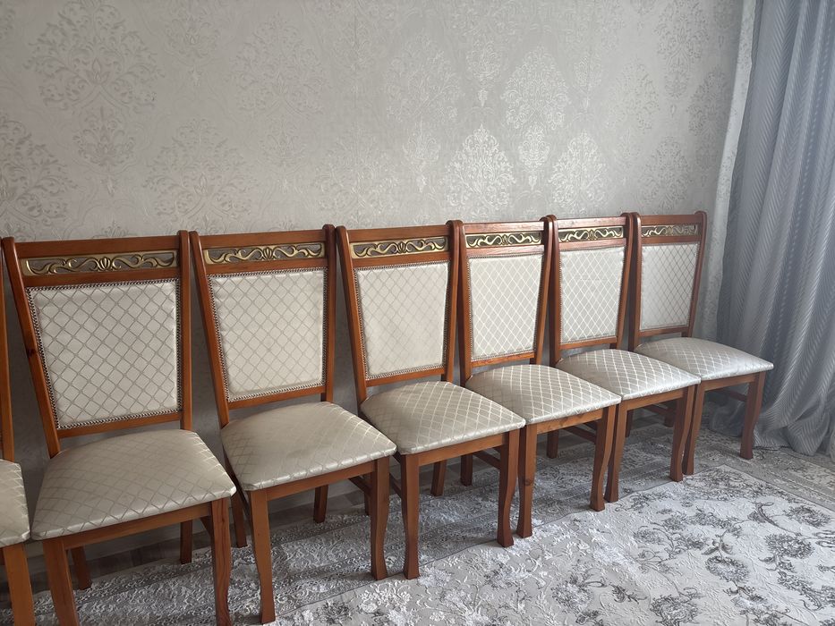 Продам удобные и прочные стулья. Состояние отличное.