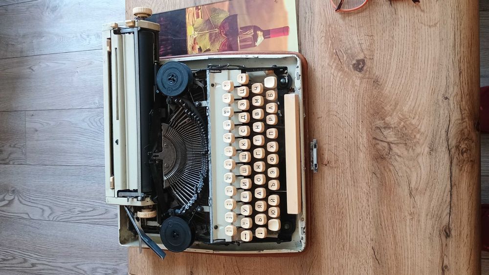 Продавам пишеща машина