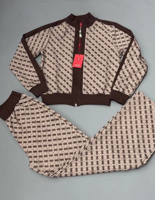 Дамски спортен комплект  Guess от 2 части.