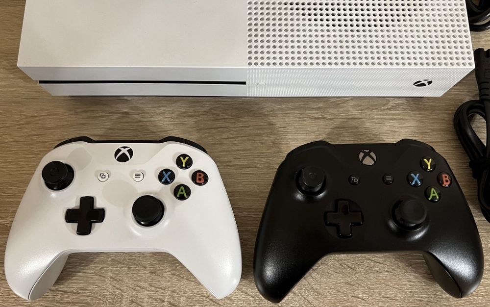 Xbox One S + 2 джойстика + 6 игр на дисках.